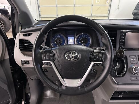 Used 2019 Toyota Sienna XLE FWD image 18