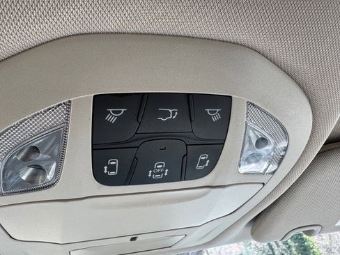 Used 2021 Chrysler Pacifica Touring-L image 28