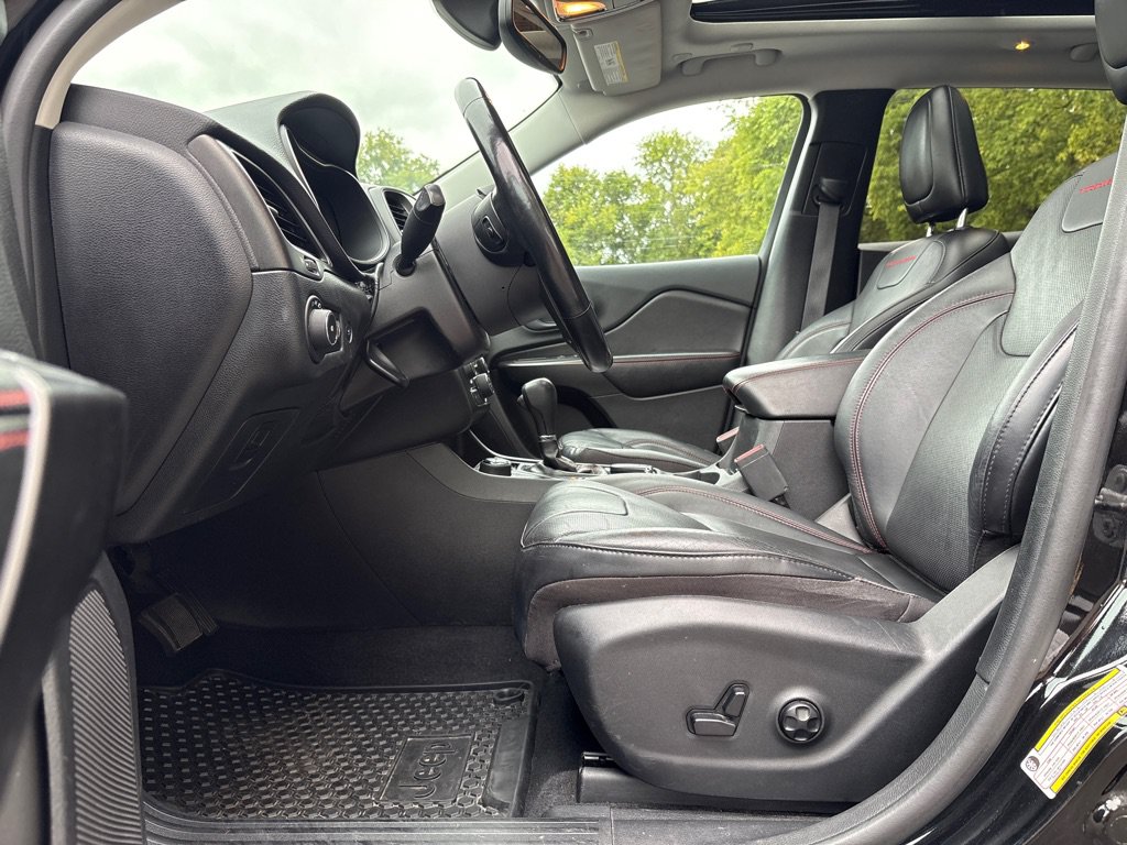 Used 2020 Jeep Cherokee Trailhawk AWD/4WD image 17