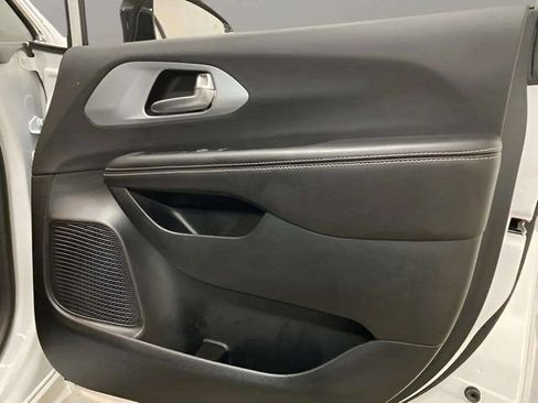 Used 2026 Chrysler Pacifica Limited FWD image 47