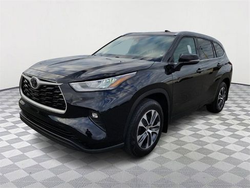 Used 2022 Toyota Highlander XLE image 3