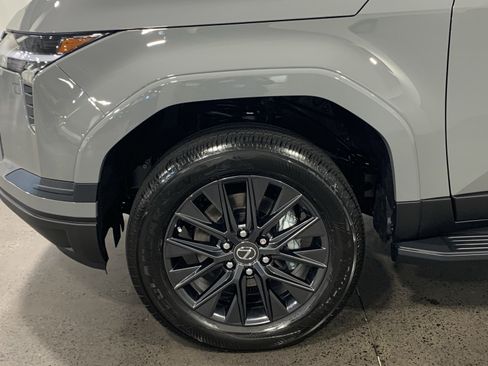 Used 2025 Lexus GX 550 image 8