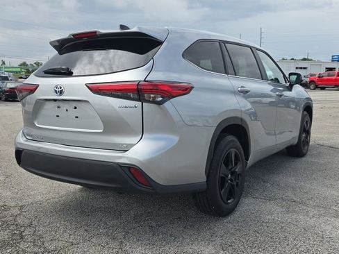 Used 2023 Toyota Highlander LE image 5