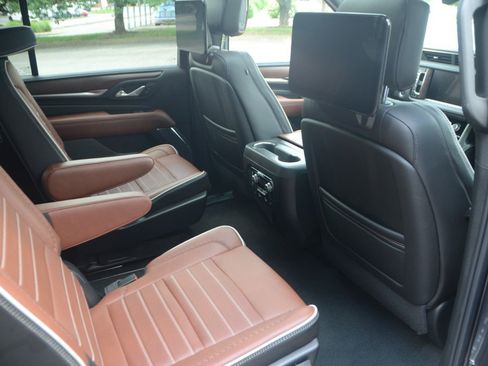 Used 2024 GMC Yukon XL Denali Ultimate AWD/4WD image 13