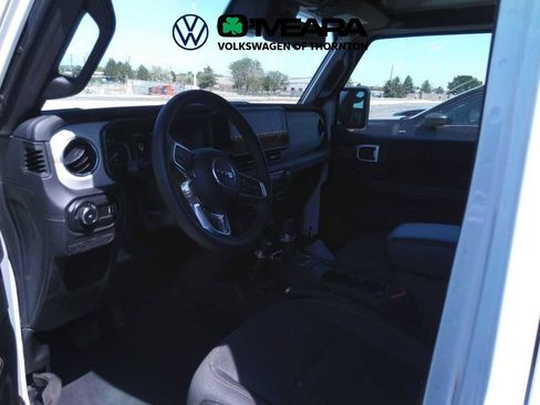 Used 2025 Jeep Wrangler Unlimited Sahara AWD/4WD image 4