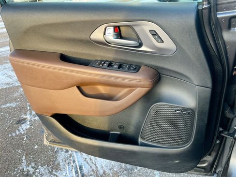 Used 2018 Chrysler Pacifica Limited w/ Tire & Wheel Group image 30