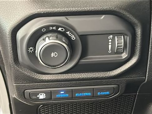 Used 2024 Jeep Wrangler Unlimited AWD/4WD image 18