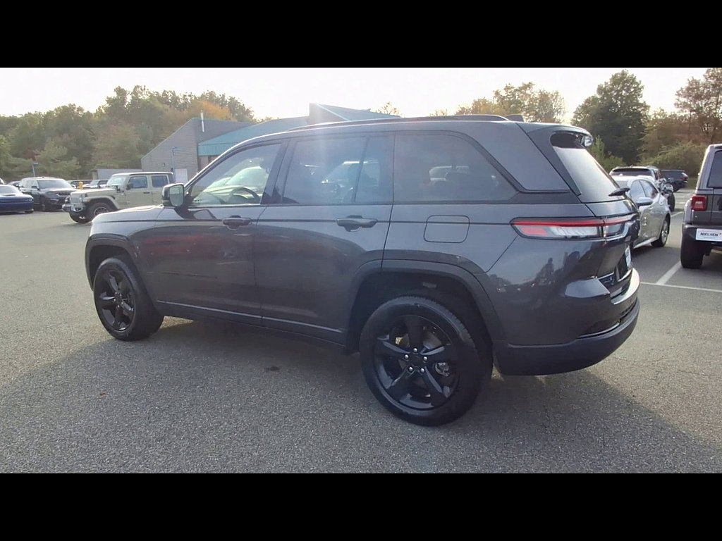 Used 2023 Jeep Grand Cherokee Altitude AWD/4WD image 6