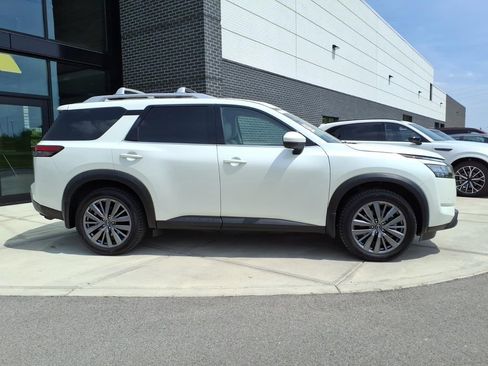Used 2023 Nissan Pathfinder SL w/ SL Premium Package AWD/4WD image 8