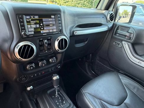 Used 2017 Jeep Wrangler Unlimited Rubicon w/ Connectivity Group AWD/4WD image 29