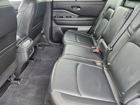 Used 2025 Nissan Pathfinder SL AWD/4WD image 35