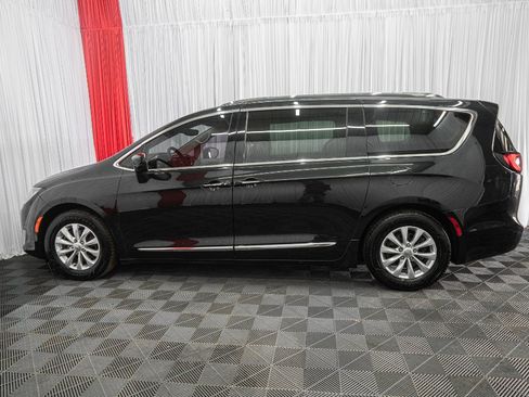 Used 2018 Chrysler Pacifica Touring-L FWD image 7