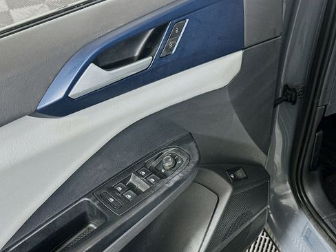 Used 2022 Volkswagen Taos SE w/ Panoramic Sunroof Package FWD image 15