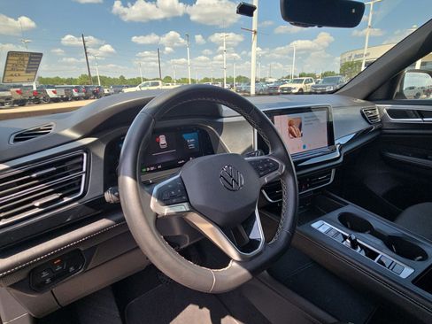 Used 2024 Volkswagen Atlas Cross Sport SE FWD image 15