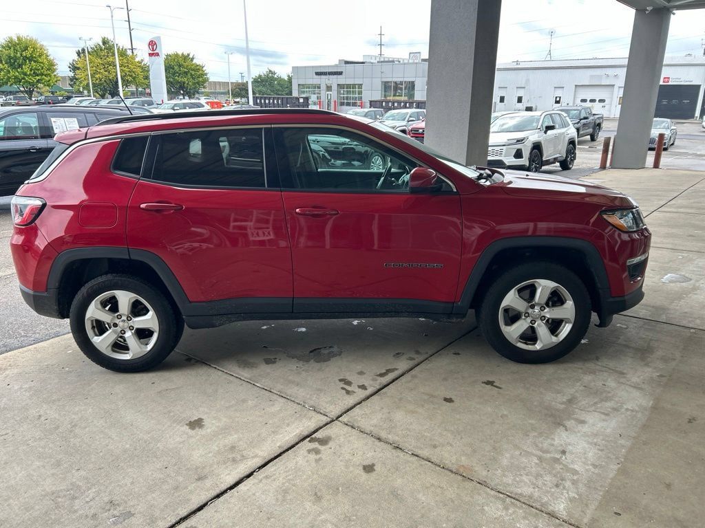 Used 2019 Jeep Compass Latitude w/ Popular Equipment Group AWD/4WD image 2
