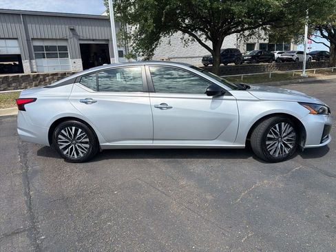 Used 2024 Nissan Altima 2.5 SV image 2