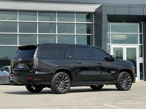 Used 2025 Cadillac Escalade ESV V AWD/4WD image 2