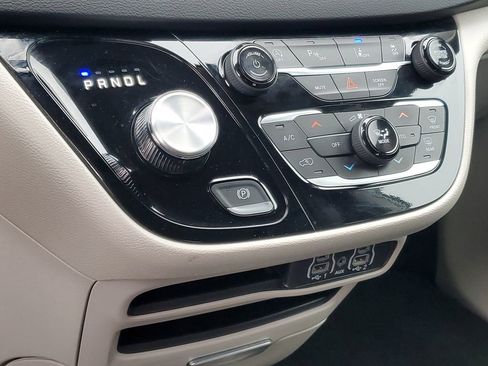 Used 2024 Chrysler Pacifica Touring-L image 21