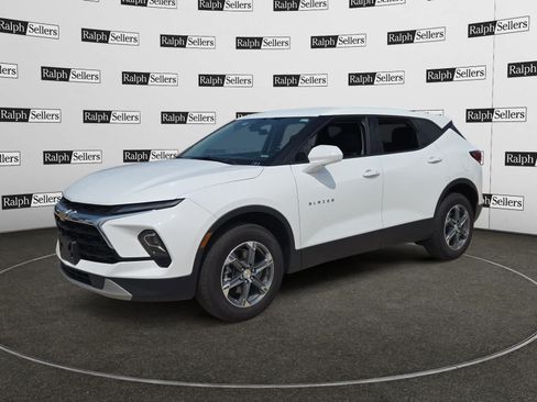 Used 2025 Chevrolet Blazer LT FWD image 2