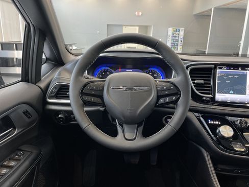 New 2026 Chrysler Pacifica Limited w/ Uconnect Theater Family Group FWD image 17