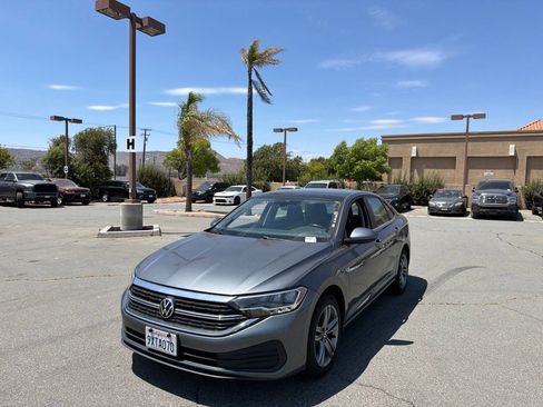 Used 2024 Volkswagen Jetta SE FWD image 4
