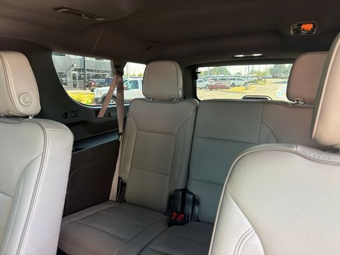 Used 2024 GMC Yukon XL SLT w/ SLT Premium Package AWD/4WD image 7