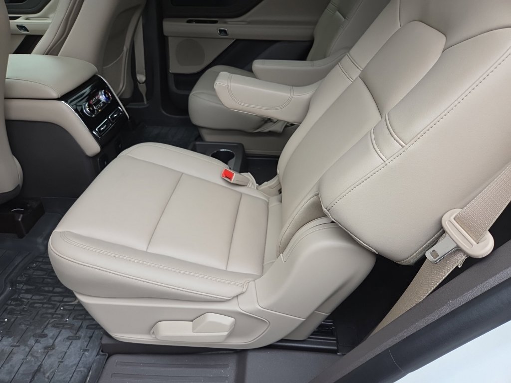 Used 2024 Lincoln Aviator AWD w/ Premium Package image 13