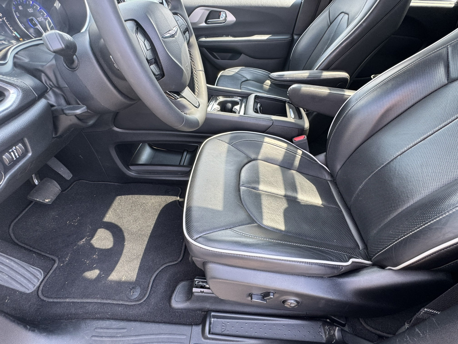 Used 2025 Chrysler Pacifica Limited FWD image 9