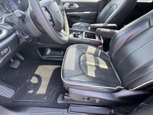 Used 2025 Chrysler Pacifica Limited FWD image 9