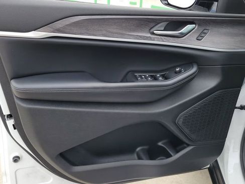 Used 2023 Jeep Grand Cherokee Limited w/ Black Appearance Package image 10