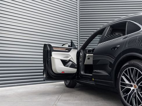 Certified 2025 Porsche Macan Electric image 14
