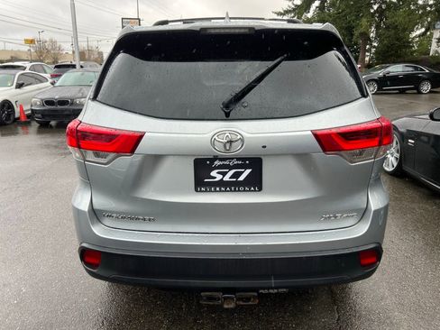 Used 2019 Toyota Highlander XLE AWD/4WD image 4