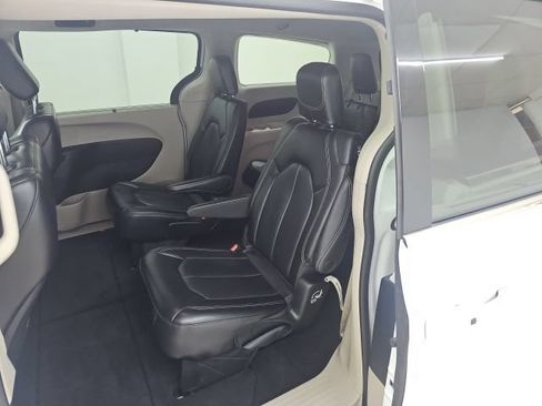 Used 2023 Chrysler Pacifica Touring-L FWD image 3