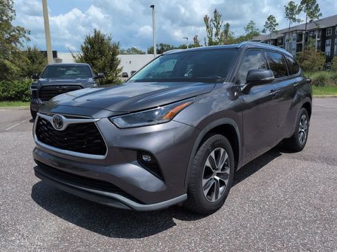 Used 2021 Toyota Highlander XLE FWD image 2