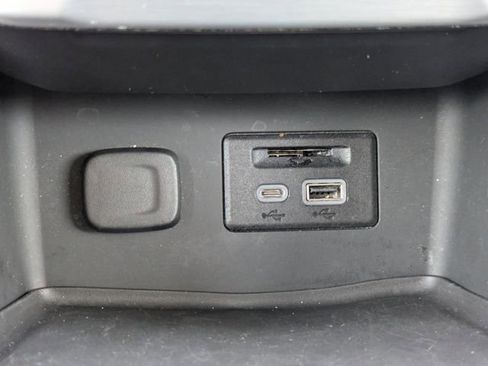 Used 2023 GMC Acadia SLT image 25