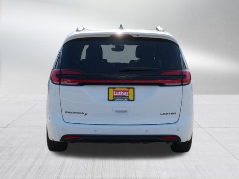 Used 2025 Chrysler Pacifica Limited FWD image 6
