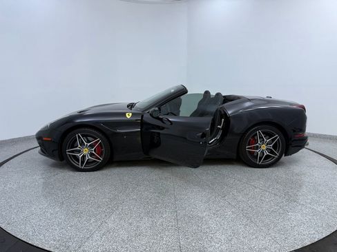 Used 2017 Ferrari California T image 16