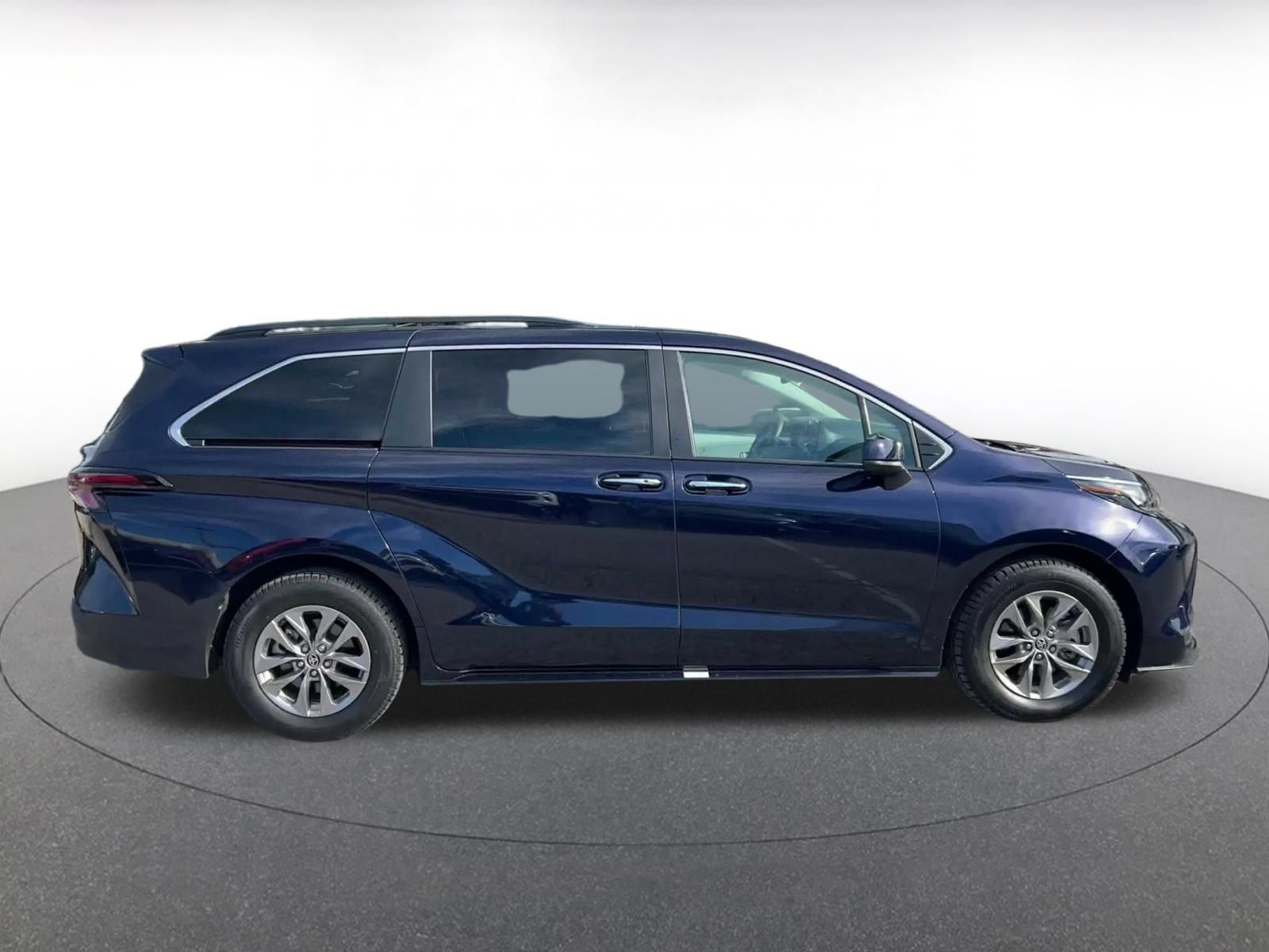 Used 2025 Toyota Sienna XLE FWD image 15