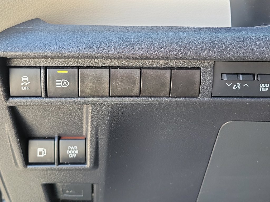 Used 2023 Toyota Sienna XLE FWD image 17