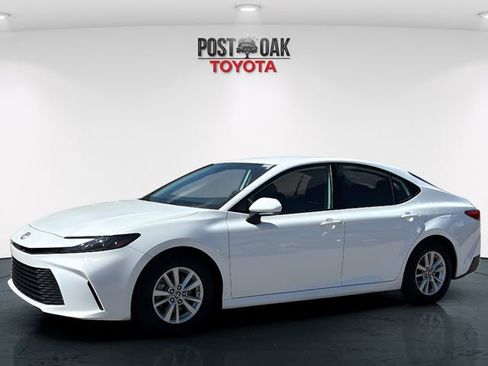 Used 2025 Toyota Camry LE image 3