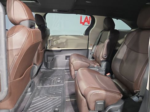 Used 2024 Toyota Sienna Platinum FWD image 35