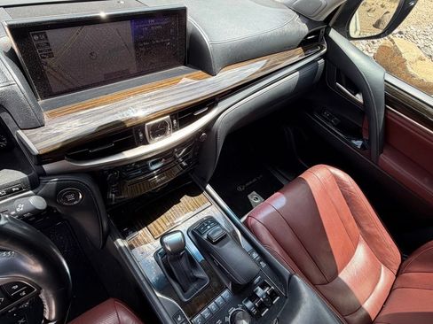 Used 2019 Lexus LX 570 4WD w/ Luxury Package image 15
