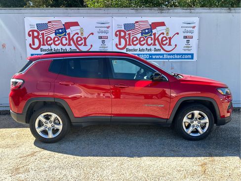 Used 2024 Jeep Compass Latitude image 2