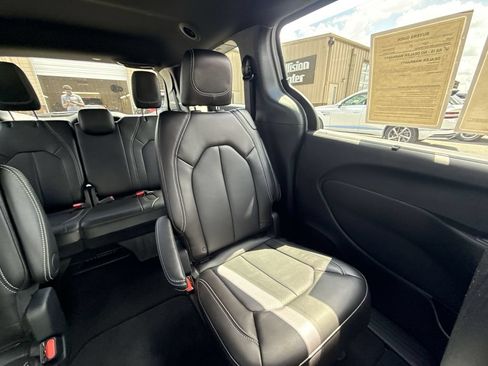 Used 2025 Chrysler Voyager LX FWD image 14