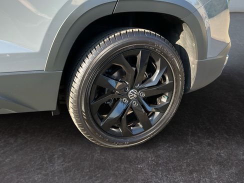 Used 2022 Volkswagen Taos SE w/ Panoramic Sunroof Package image 10