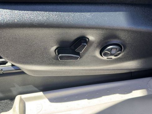 Used 2024 Chrysler Pacifica Touring-L FWD image 22