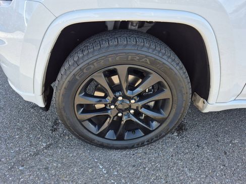 Used 2022 Jeep Grand Cherokee Laredo X image 23