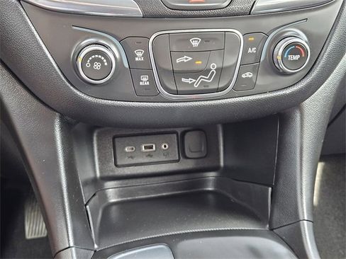 Used 2021 Chevrolet Equinox LT image 19