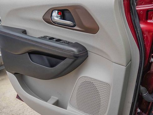 Used 2019 Chrysler Pacifica Touring-L image 20