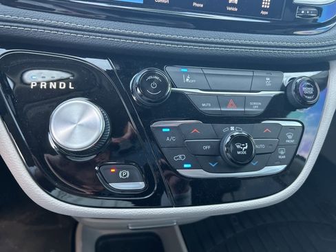 Used 2022 Chrysler Pacifica Touring-L image 40